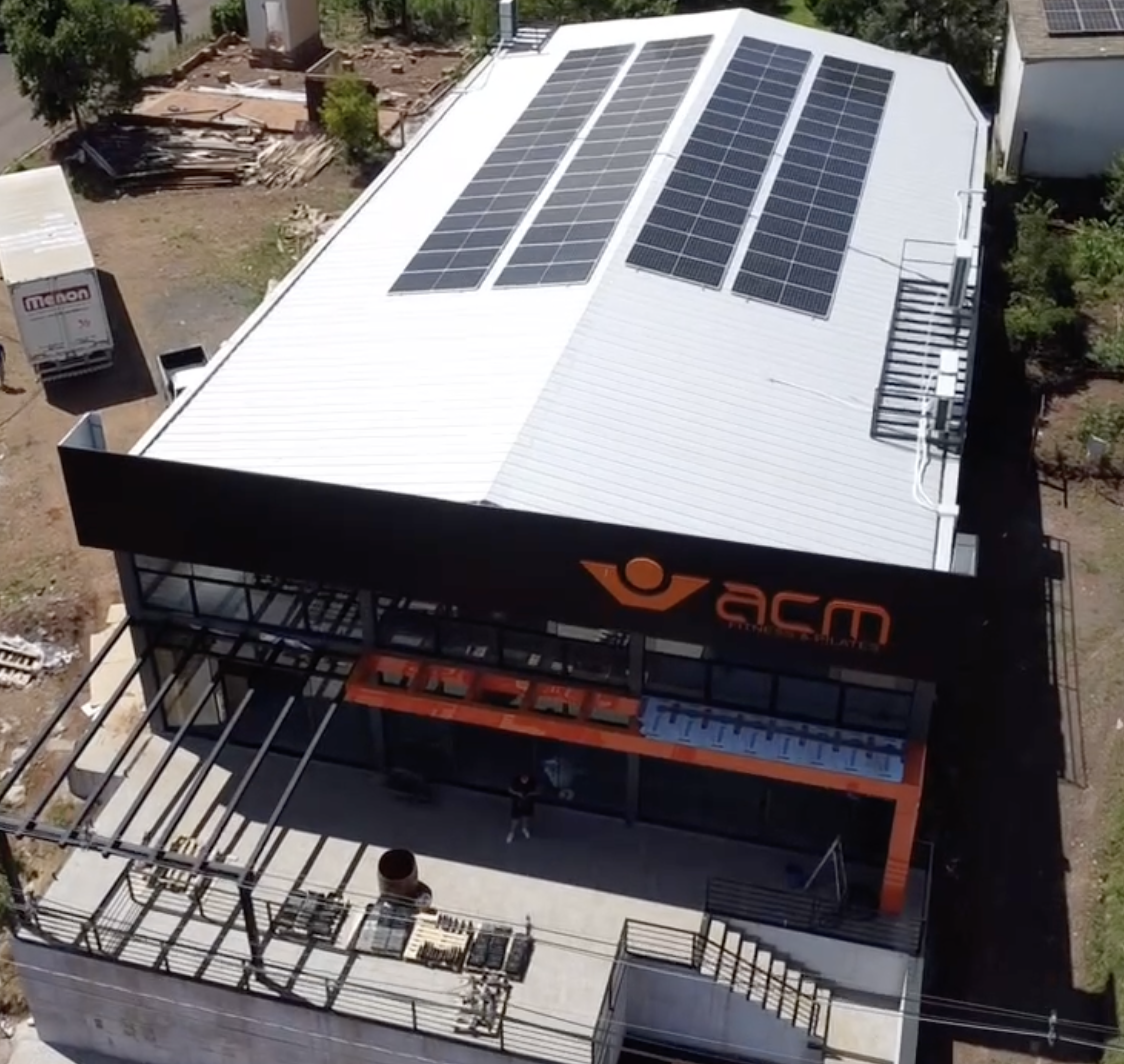 Sistema solar comercial instalado na academia ACM Fitness & Pilates